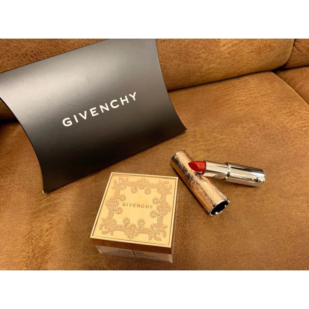 真野恵里菜さんのインスタグラム写真 - (真野恵里菜Instagram)「GIVENCHYさんから ギフトをいただきました💄😌 プライベートでメイクすることが すっかり減ったけど お出かけのときくらいは ちゃんとしようと思いました😂 #givenchybeauty #クリスマスコレクション #gift」12月28日 12時00分 - erinamano_official