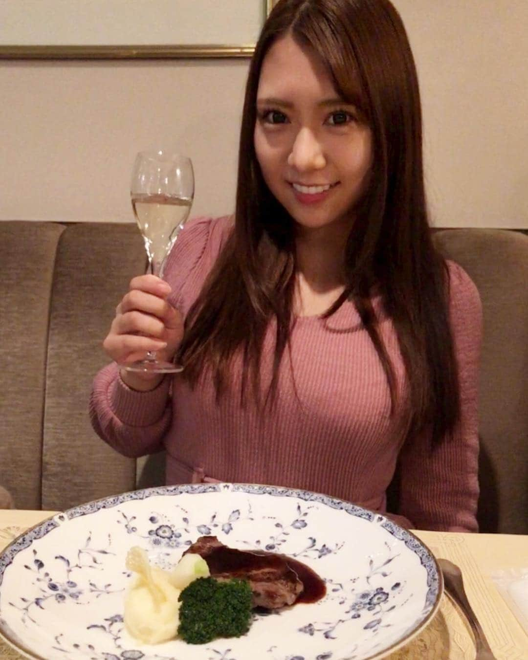 香坂紗梨のインスタグラム：「この前お友達とおっしゃれ〜〜なご飯を食べてきたよ🍽✨ シャンパン美味しいね🥂 最後の写真は逆光で顔が良く見えないけど 大好きな下妻物語の映画に出てくる歩道橋で撮れたからお気に入りなの🙆‍♀️笑  #フレンチ料理  #シャンパン  #下妻物語  #好きな映画top3に入る」