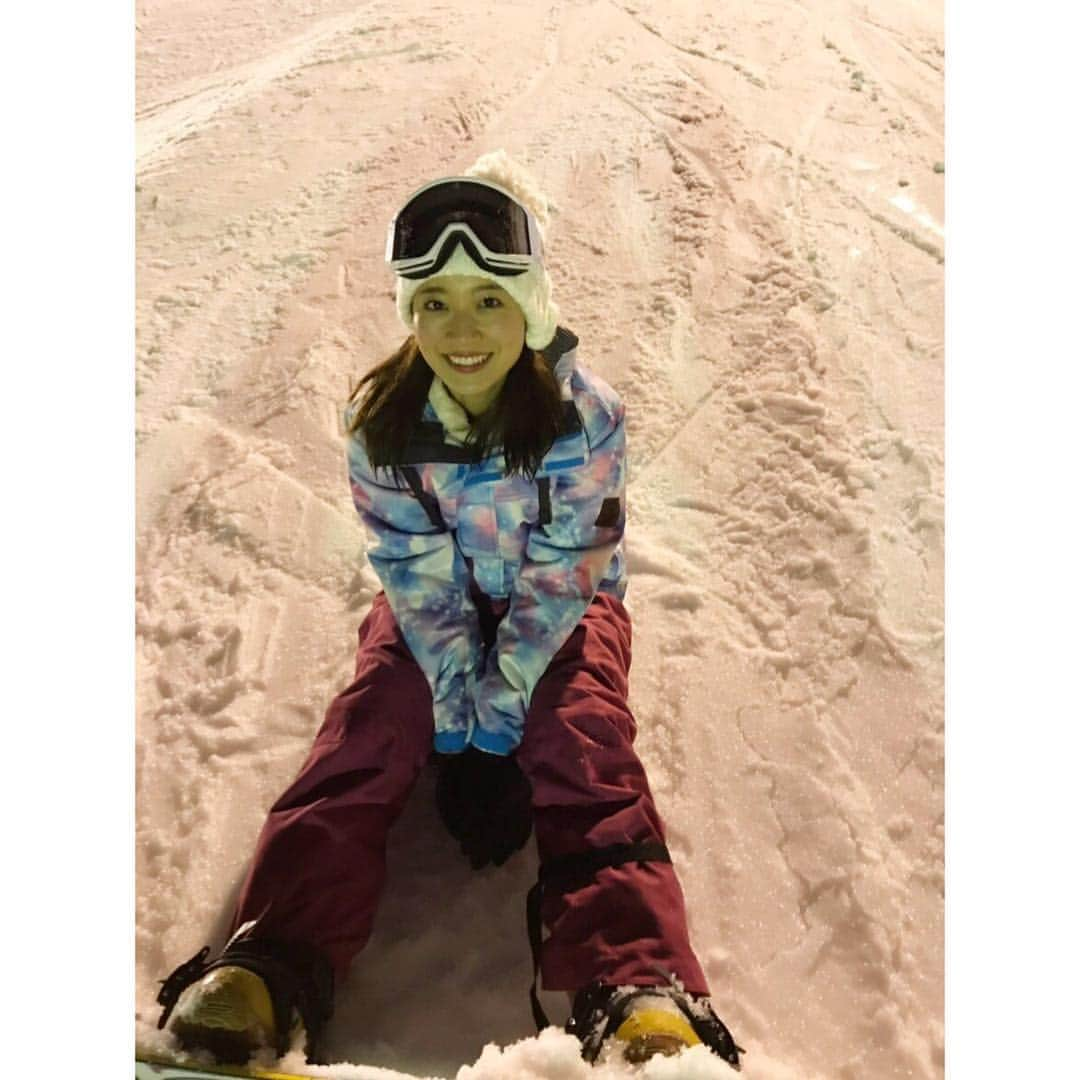 山本里菜さんのインスタグラム写真 - (山本里菜Instagram)「今シーズン初滑りに行ってきました🏂 楽しかった〜⛄️初めてナイターで滑りました！昼間とはまた違う雰囲気で雪の質も少し変わるので2倍楽しめますね🤭 膝にアザを作り...全身筋肉痛ですが...また近々行きます🎵❄️ #スノボ #スノーボード #ゲレンデ #苗場スキー場 #ナイタースノボ」12月28日 12時05分 - rinayamamoto_0622