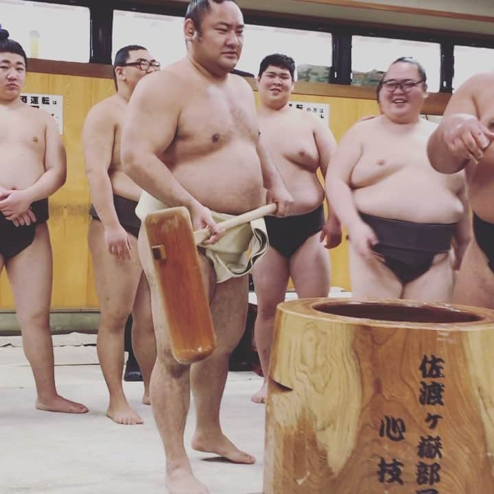 琴恵光充憲のインスタグラム：「#はじめての動画 #お餅つき難しい #先に言って」
