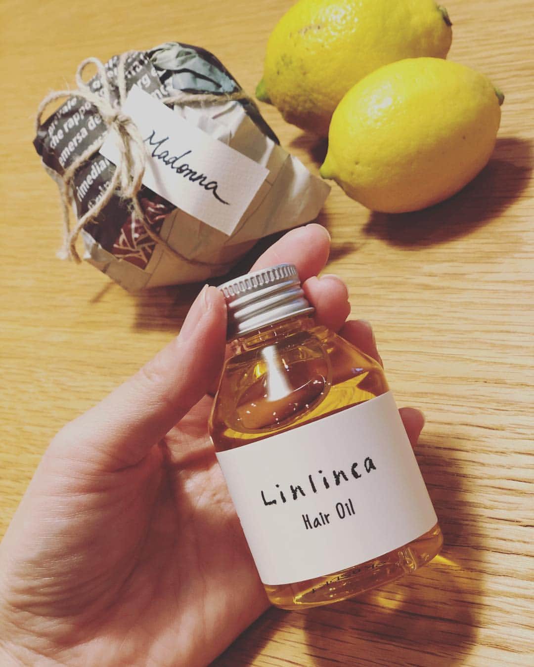 笛木優子のインスタグラム：「旅にも持ち運びが楽な柑橘の良い香りのヘアオイル 🥰 🍋🍊🍋🍊 #linlinca #リンリンカ #holidays.hair #holidayscare&spa」