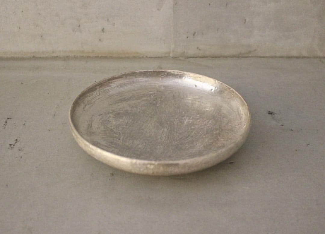 のインスタグラム：「. 【 作家 / 中田雄一 】 ◼︎印毛目銀彩皿/¥8,640 . 北海道生まれ、金沢市材木町に在住の作家です。 "生活という生きている時間に寄り添える器になるように使いやすくて、素朴で美しいものを。"と作られた作品です。 . 【 展開店舗 】 代官山本店 . #maisondereefur #interior #daikanyama #tokyo #tableware #selectshop #和食器 #中田雄一 #器 #インテリア #代官山 #東京 #セレクトショップ #メゾンドリーファー」