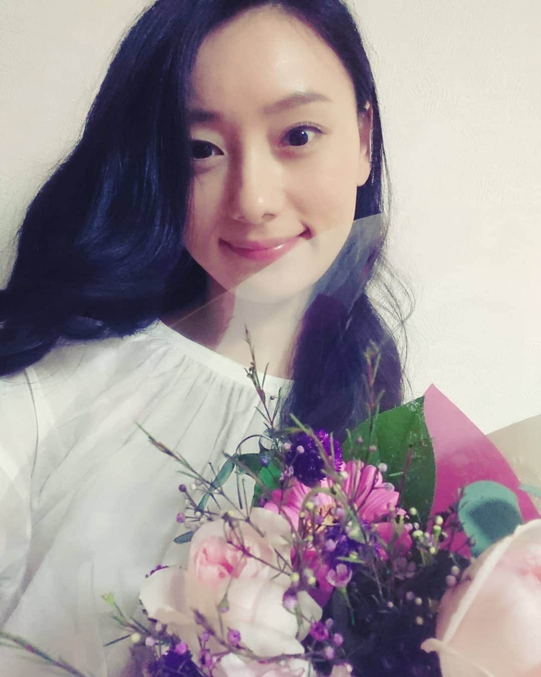 のインスタグラム：「ひっそりとクランクインして ひっそりとクランクアップしてました  アップに素敵なお花を頂いたので📷🌹 #クランクアップ  #ゆかりの地 #お風呂あがりはやっぱり#牛乳ですよね  #すっぴんでごめんなさい」