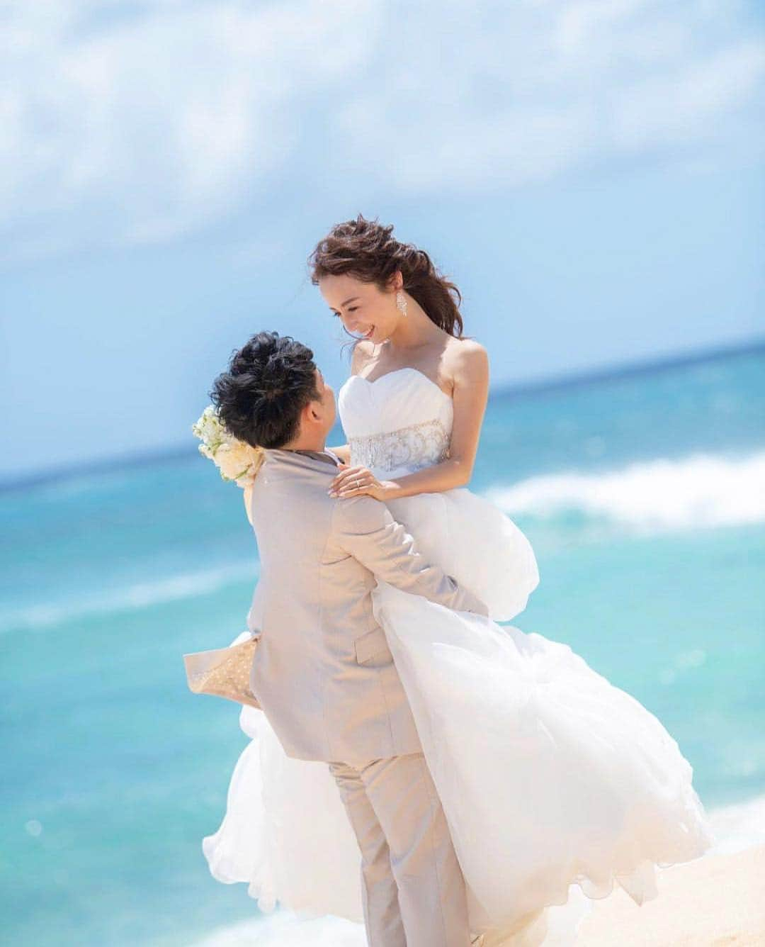 プレ花嫁の結婚式準備アプリ♡ -ウェディングニュースさんのインスタグラム写真 - (プレ花嫁の結婚式準備アプリ♡ -ウェディングニュースInstagram)「青い海にホワイトのブーケが映える💐✨#ブーケ 越しの #キス ショット 💕 * こちらのお写真は #卒花嫁 * @hachiho08 さん @m_ooo さん @aliiisa_makana0314 さん * です🌟ご紹介させていただき、ありがとうございました😊✨ * * 大人な雰囲気が魅力のキスショット♡ * #リゾート婚 ではカラフルなお花も素敵ですが、大人な雰囲気を演出したい方はあえて白で統一するのもオススメ♩ * お色直しはしない事の多いリゾートウェディングですが、ブーケとヘッドドレスの印象で大きくイメージが変わるので、 * 挙式の際はホワイトで統一、フォトシューティングの時はカラフルに♡といった感じで、雰囲気の違いを楽しむのも素敵ですよ💕 * #ハネムーンフォト や #リゾートウェディング の花嫁さまは是非参考にしてみてくださいね♩ * * * 🌴リゾート婚がしたい方は必見!! * 海が目の前に見える最高のロケーション🏖親族や仲のいい友人だけでアットホームな結婚式💒 * 憧れる花嫁さんも多く、今人気の【リゾート婚】！ * だけど海外や沖縄など遠くにある会場だと会場を実際に見ることもできないし、現地のスタッフさんはどんな人なの？など不安や心配はつきものですよね。 * * そんなプレ花嫁さんのために、本日ご紹介させていただきました3人の先輩花嫁さんがリゾート婚についてあれこれ質問に答えてくれました💕 * * 💒「リゾート婚」の魅力 💒なぜリゾート婚にしたの？ 💒どうやって挙式会場を探したの？ 💒会場を決めた理由＆魅力は？ * * 今回3人の先輩花嫁さんにたっぷりお話伺った動画もありますので、 @weddingnews_editor の本日のストーリーからチェックしてみてくださいね✨ * * * ＼📷投稿お待ちしています／ * 花嫁はもちろん、業者さんも大歓迎✨ アナタのお写真をご紹介してもOKという方は、ぜひ #ウェディングニュース にお写真を投稿してください💕 * * ⬇︎関連アカウント⬇︎ * 🕊公式アカウント 【 @weddingnews_editor 】 👰マイレポ花嫁 【 @weddingnews_brides 】 💒予約コンシェルジュ 【 @weddingnews_concierge 】 💋WNブライズレポーター 【 @weddingnews_bridesreporter 】 🎉イベント 【 @weddingnews_event 】 * ………………………………………… ❤️WeddingNewsとは？ * * 花嫁のリアルな”声”から生まれた 花嫁支持率No1✨スマホアプリです📱💕 * * 🌸知りたい… #結婚式準備 に役立つ記事を毎日150件配信中♩ * 🌸見たい… インスタの #ウェディング 系投稿TOP100が毎日チェックできる＊IG画像の複数ワード検索も可♩ * 🌸叶えたい… #結婚式 関連の予約サイトが大集合♩ * 🌸伝えたい… 自分の結婚式レポ『マイレポ』が簡単に作れる♩先輩花嫁のレポが読める♩ * * @weddingnews_editor のURLからDLしてね✨ * * * #花嫁 #プレ花嫁  #婚約 #プロポーズ #ハワイ  #ウェディングブーケ #全国のプレ花嫁さんと繋がりたい #新婚旅行 #ハワイチャペル #ハワイウェディング #ハワイ挙式 #2019秋婚 #2019夏婚 #フォトウェディング #ロケーションフォト #ビーチフォト #ビーチ #フラワー」12月28日 13時04分 - weddingnews_editor