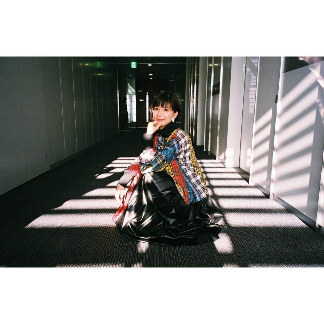 芳根京子さんのインスタグラム写真 - (芳根京子Instagram)「舞台「母と惑星について、および自転する女たちの記録」の取材の日。 たくさんありがとうございました☺︎ #film  #FRaU さんに #インタビュー掲載していただいております  https://buff.ly/2CxSkPV  #この衣装 #お気に入り❤︎」12月28日 13時18分 - yoshinekyoko