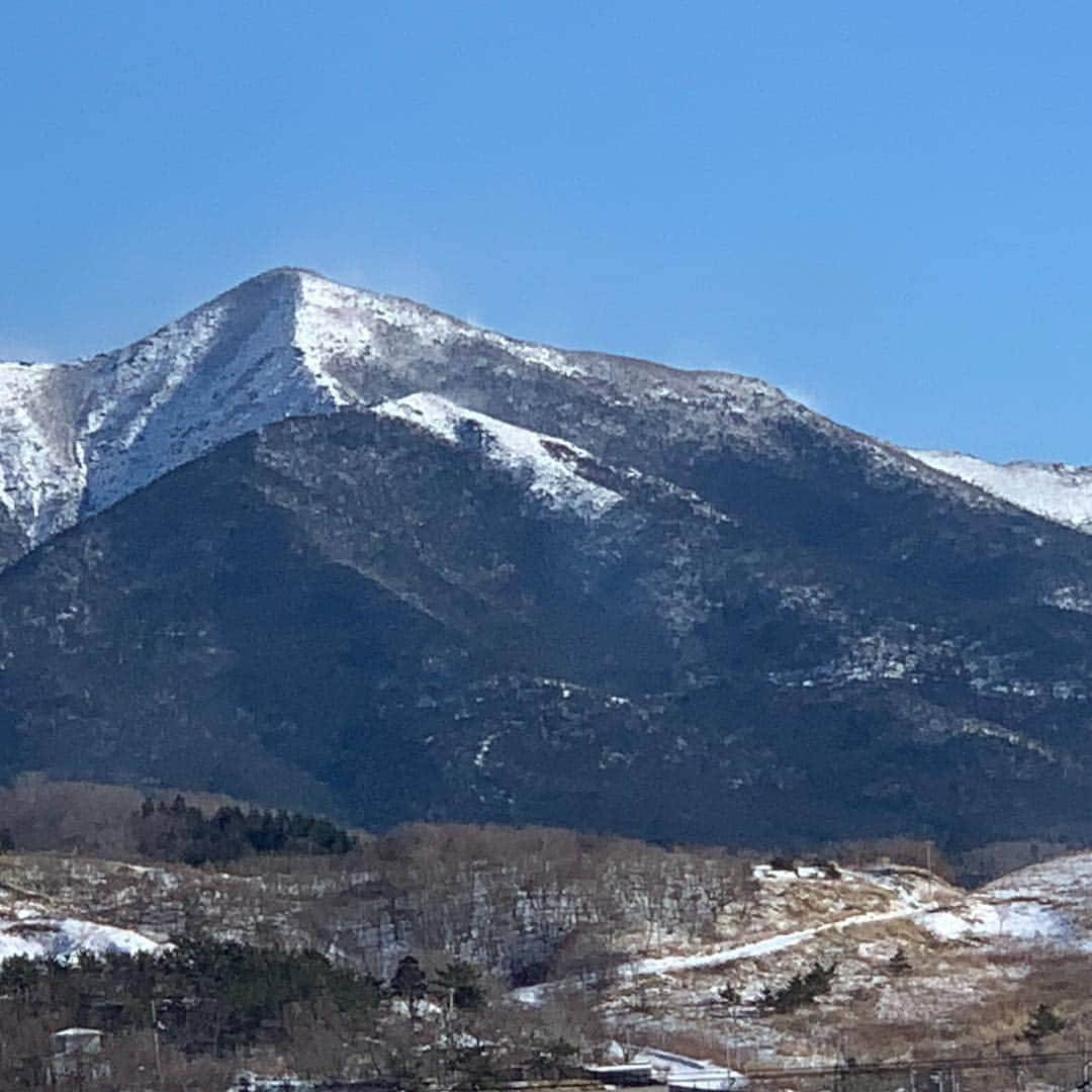 北海道様似町東京事務所のインスタグラム：「様似町からです 今日のアポイ岳  From Samani  #冬景色#冬山#雪#雪景色#雪化粧 #登山#mountain #山 #ジオパーク #冬#winter #写真#写真好きな人と繋がりたい  #登山好きな人と繋がりたい #アポイ岳ジオパーク #geopark #samani #hokkaido #japan  #北海道#様似町」