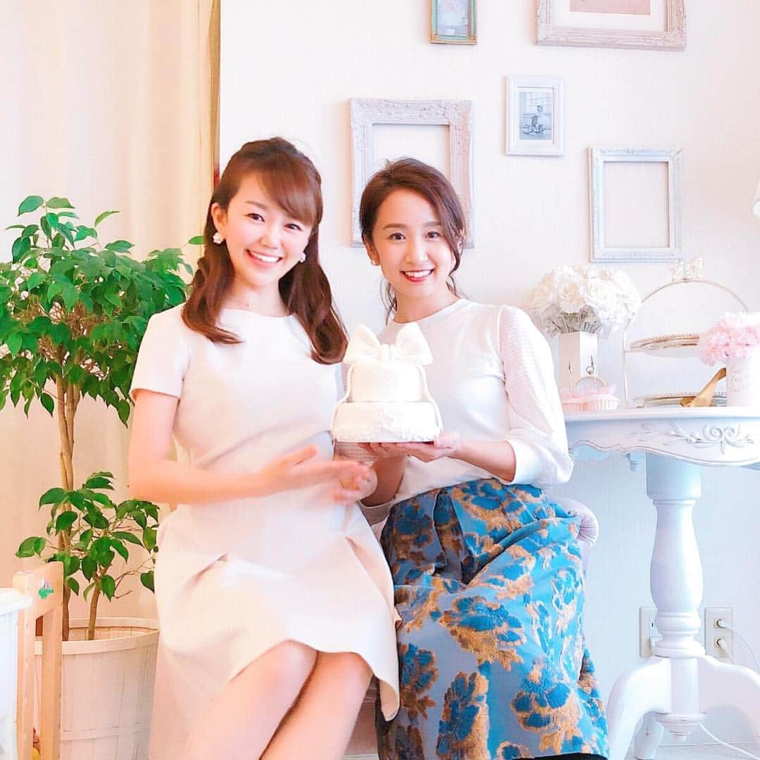 小野恵美さんのインスタグラム写真 - (小野恵美Instagram)「ウェルカムスペース①🎂 こちらも結婚式で必ず作りたかったもの😌 ・ ウェザーニューズキャスター時代からの10年来のお友達、柳澤友里ちゃん @yuri.yanagisawa のお教室で作れるクレイケーキ💕 ・ このケーキはすべて粘土でできているんですよ〜😍 レースもリボンも立体的で上品です。色も沢山選べますが、私はALL白でウェディングらしくしました💍 ピンクのペアカップケーキはプレゼントしてくれました💐 ありがとう✨😍 ・ 友里ちゃんと過ごした時間も楽しくて幸せでした🌟 1人はもちろん、お子さんも一緒に楽しめるお教室サロンをされています😊💓 ・ 友ちゃんありがとう🍀  これからもよろしくお願いします🕊 #結婚式 #wedding #花嫁  #帝国ホテル #帝国ホテルウェディング #imperialhotel #インペリアルウェディング #インペリ婚 #帝国花嫁 #ウェディング #クレイケーキ #ウェルカムスペース #emi1222wedding #💍」12月28日 13時46分 - onoemi_official