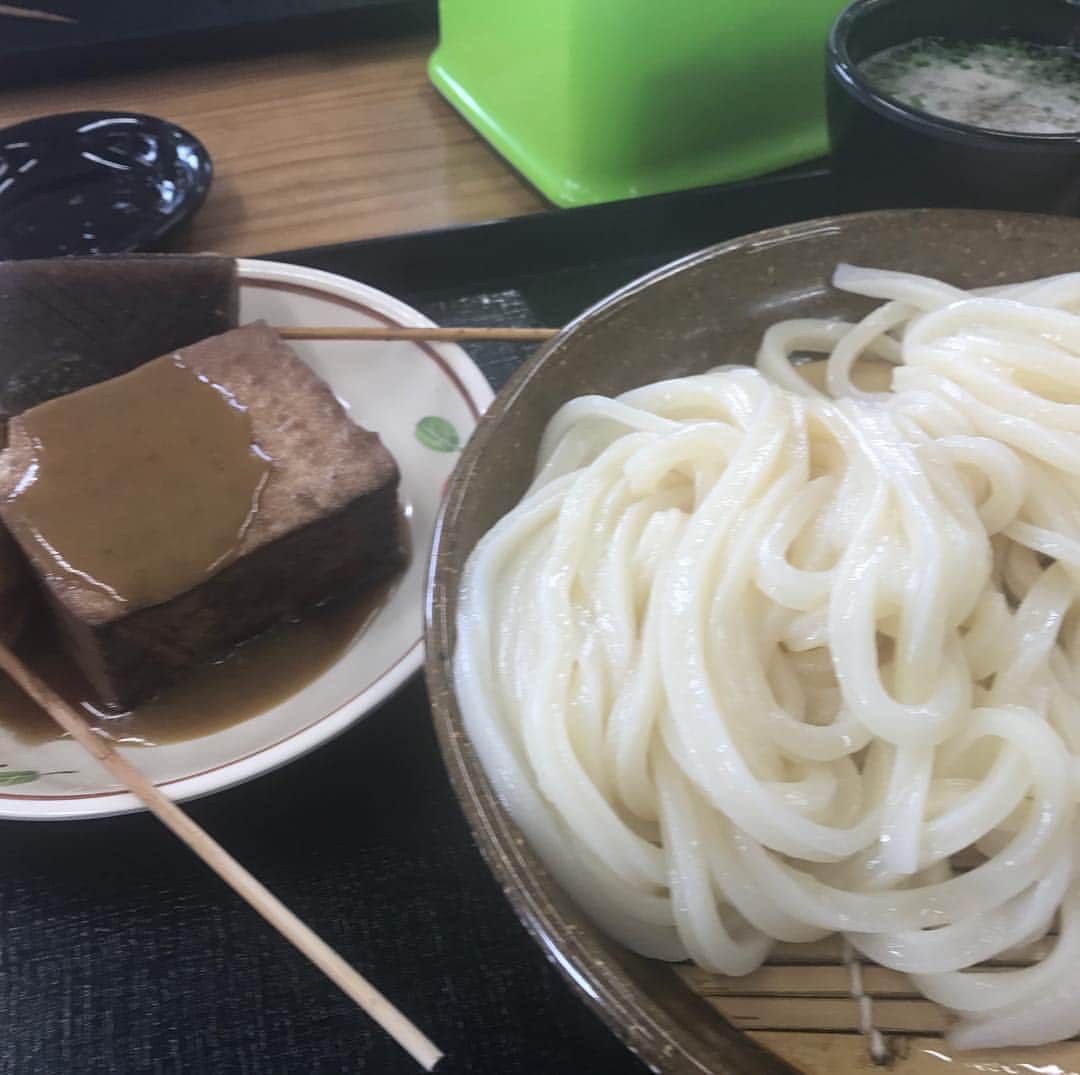 山下しげのりのインスタグラム：「香川県の「山もり」さんは今年3月にオープンしたばかり。セルフの店で、このコシの強さは半端ない！そして讃岐うどんのお供と言えばおでん。私は焼豆腐にからし味噌がお気に入り。 店内にいた小さいお子さんがお母さんに釜揚げうどんをリクエスト。お母さんはうどん釜をのぞきこんで、「今、うどんが釜に入ってないから時間がかかるよ。」そう、釜揚げは釜から直接、丼に取るため、ゆで置きができません。今からすぐにうどんを釜に入れても15.6分はかかります。それを見越しての一言。半端ねぇうどん県民！ #山もり #讃岐うどん  #インタビューマン山下  #妖怪50歳独身未婚男」