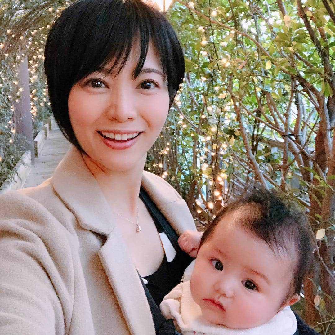 村井美樹さんのインスタグラム写真 - (村井美樹Instagram)「先週末、娘を連れて家族で初めての旅行に出かけました！ . 場所は「リゾナーレ熱海」。 . 赤ちゃん用のアメニティが充実していて、子連れに優しく、初めての旅行でも安心なホテルということで、ここを選びました😊✨ . 部屋からは熱海の街と相模湾を一望…！ 海をイメージした、爽やかなブルーの素敵なお部屋でした。 . 娘にとっては生まれて初めての海。 まだ記憶には残らないだろうけど、何か刺激になってくれてるといいなぁ。 . 子連れで楽しめるいろんな施設も充実！ ライトアップされた緑のトンネルをくぐっていくと… . 「森の空中基地くすくす」へ。 大きなくすのきの上にはツリーハウスが。 . 他にも樹上アスレチックがあったり、季節限定のイベントがあったり、盛りだくさん😆 . 夕食は「和食ダイニング 花火」で。 熱海の花火をイメージしたデザインが華やか…！ . 美味しい旬の会席料理をいただきました。 . 屋上にある「ソラノビーチ」はブックスカフェ。 . 白い砂が敷き詰められていて、ベッドみたいなソファでゴロゴロできます。 . 熱海だけに、温泉もとても良かったし、ゆったりリフレッシュできました💓 初めての家族旅行が、ここで良かった！ . 他にもプールやクライミングウォールなどもあって、もう少し娘が大きくなって色々遊べるようになったら、ぜひまた訪れたいです。 . #リゾナーレ熱海 #オーシャンビュー #相模湾 #赤ちゃんに優しいホテル #森の空中基地くすくす #和食ダイニング花火 #ソラノビーチ #初めての家族旅行 #もうすぐ4ヶ月 #温泉」12月28日 23時39分 - miki_murai_