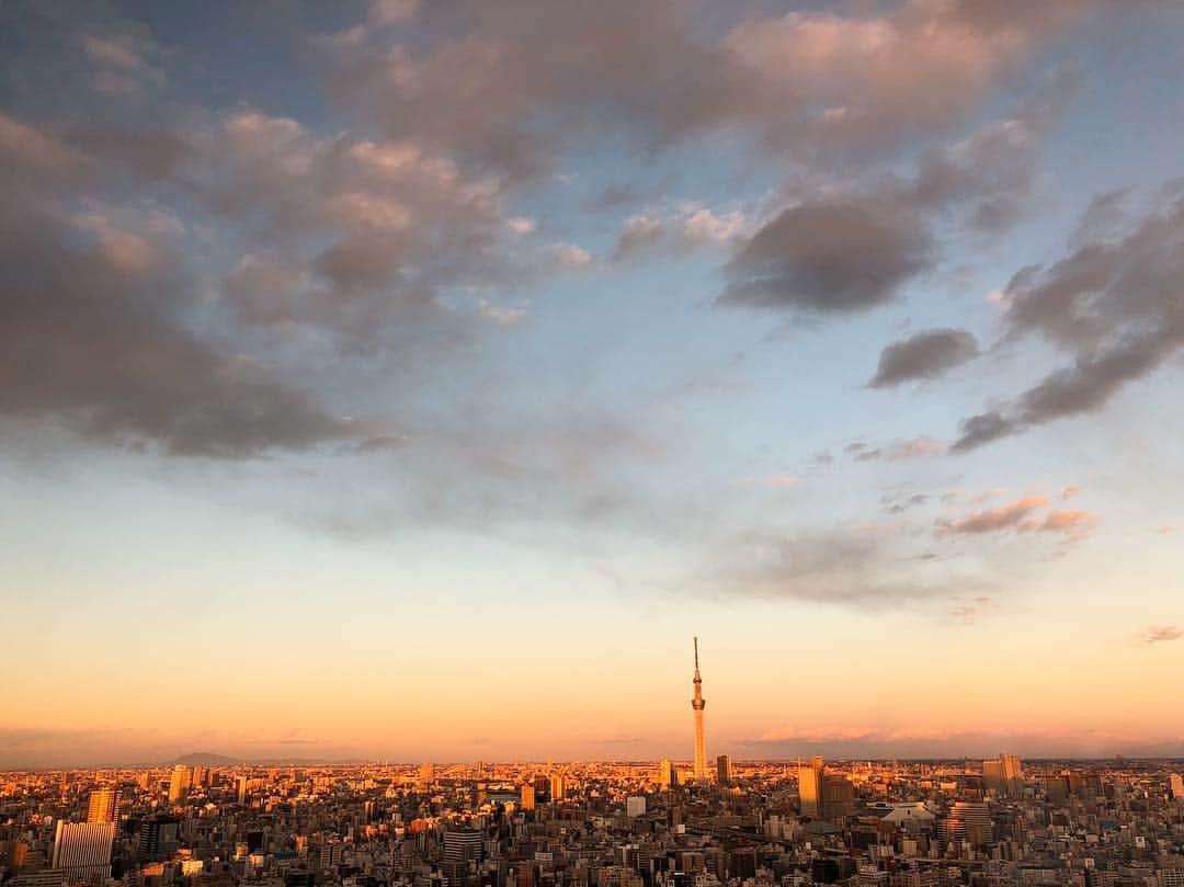 のインスタグラム：「今日からオフ。 東京の眺めで身体休める。」