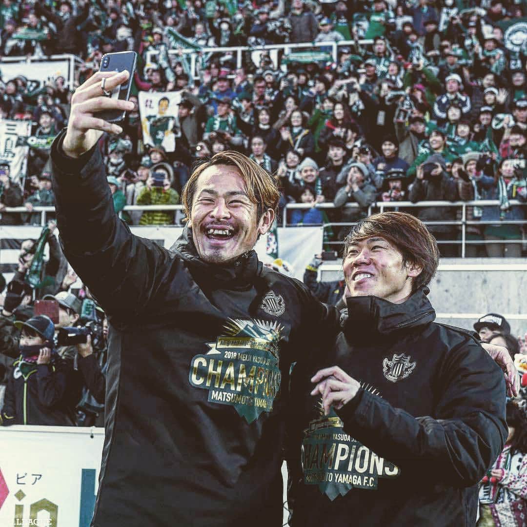 村山智彦のインスタグラム：「ㅤㅤㅤㅤㅤㅤㅤㅤㅤㅤㅤㅤㅤ 寂しいけど仕方ない。 あの石原が自分で決めた事だから。 自分を出せるようになったか！笑笑笑笑  自信を持って仙台で大暴れしてね。 32試合でいいから。  またお世話してあげるから遊びにおいで😜✨ ㅤㅤㅤㅤㅤㅤㅤㅤㅤㅤㅤㅤㅤ  #お前がいなくなるからって #ファンが減ると思うなよ #俺と龍 @ryo_nagai09 とヤマトがいるから #そこの心配はしなくていいから #あっ全然面識ないのにヤマトって呼んじゃった #ごめんヤマト君 @yamato.machida  #またね #石原崇兆」