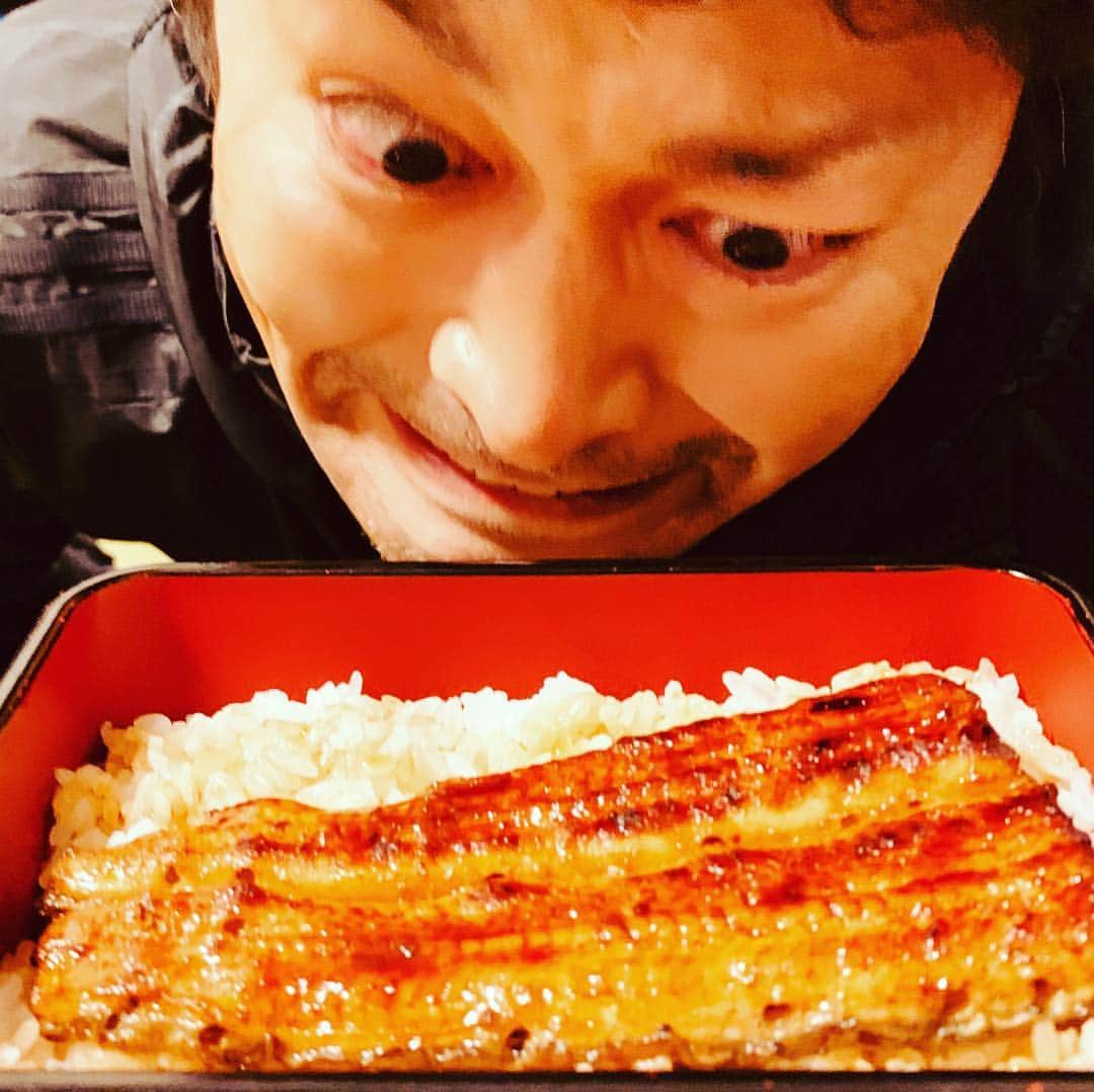 安田顕さんのインスタグラム写真 - (安田顕Instagram)「鰻！！！！ #睨み飯  #いつもより余計に睨んでしまいました いざ！極寒のロケへ #大寒波」12月28日 18時10分 - yasu_da_ken