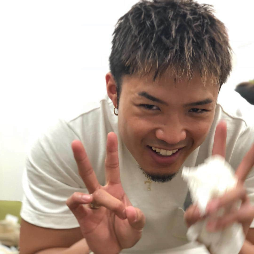 中務裕太さんのインスタグラム写真 - (中務裕太Instagram)「🎤数原龍友🎤 誕生日おめでとう🎉 トライブメンバーの中では 唯一の同い年👽🤝 これからも最高の歌を 届けてくれよ🤙 #数原龍友 #26歳 #おめでとう #数ちゃん #龍ちゃん #まともな写真がない #龍友くんの #歌声で #踊れるのは #一生の宝です #2019年もかますぞ🤙」12月28日 18時17分 - yuta_nakatsuka_official