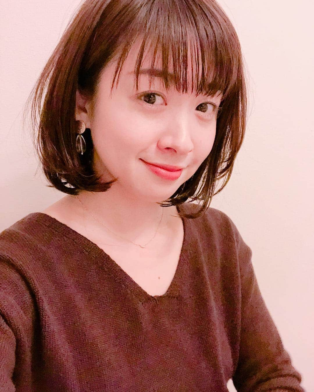 黛英里佳さんのインスタグラム写真 - (黛英里佳Instagram)「髪を切ってさっぱり😊 やっぱり短いの楽だなぁ😂 ・ 今日は15km走りましたー🏃‍♀️ なんとかキロ6分ペースでいけたけどまだまだ練習が必要です😣 がんばるどー🤗✨ #ランニング #走ってしまえば寒くない😁」12月28日 18時31分 - erikamayuzumi_official