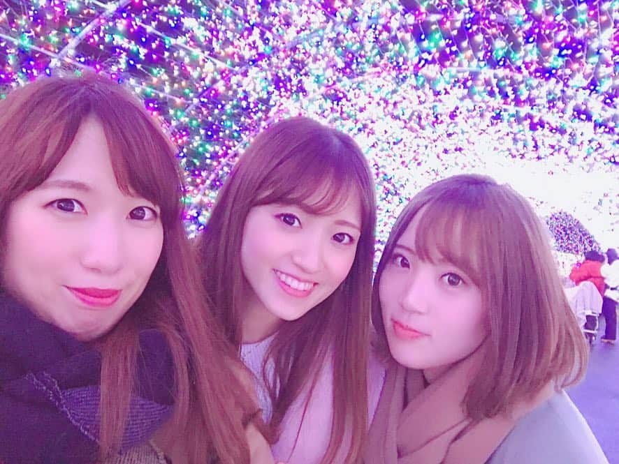 村瀬葵のインスタグラム：「・ のんちゃんと瞳ちゃんと よみうりランドのイルミネーション💫 最初に乗ったゴンドラが とっても楽しくて一番騒いでた😂😂 久しぶりに会ったから沢山お話もしたよー💞 また美味しいもの食べたりお出かけしたりしようね♪ この3人で会う時 ちゃんと遠出してる気がする😘💋 ・ #ilumination #fliend #happy #time #enjoy #winter #girls #よみうりランド #イルミネーション #お出かけ #女子旅 #楽しかった #沢山お話しした」