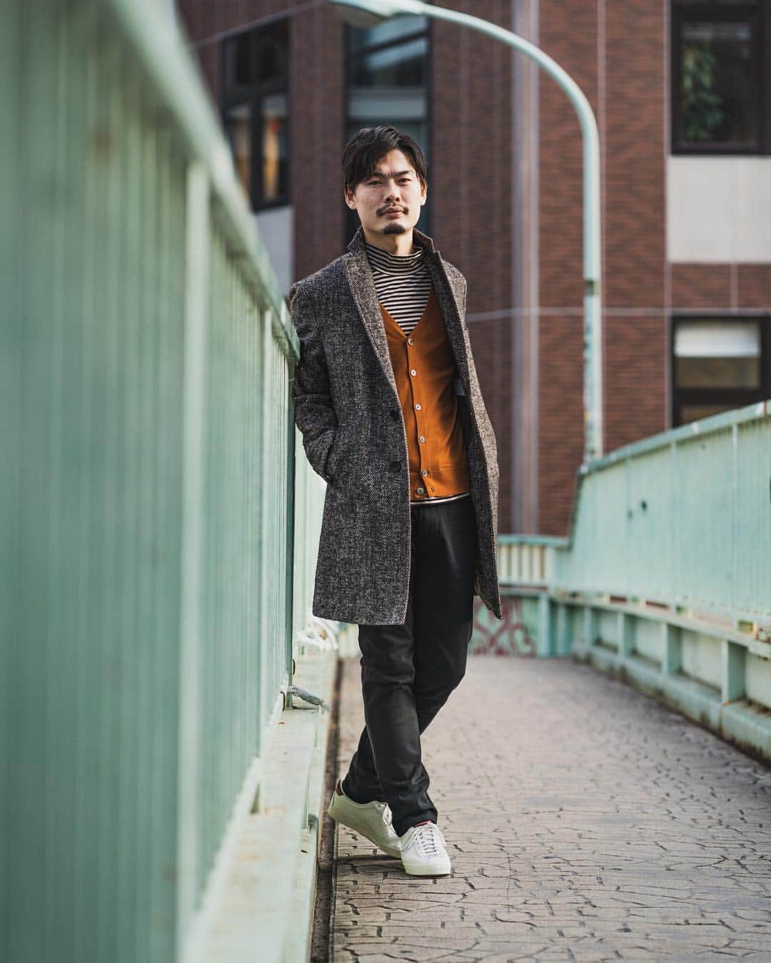 EDIFICEさんのインスタグラム写真 - (EDIFICEInstagram)「【お客様のお声を商品に。スタッフが企画したアイテムが商品化！】﻿﻿ ﻿﻿ BAYCREW'S GROUPが誇る精鋭ファッションアドバイザーに贈られる称号「BAY☆FA（ベイスターファッションアドバイザー）」。 その称号を受けたEDIFICEスタッフ達が今回オリジナルの商品の企画にチャレンジしました！  お客様のニーズを汲み取るプロであるBAY☆FAが日々の接客の中からアイデア化し、「ありそうでなかった」、「あったらいいな」を形にした充実のラインナップ。﻿﻿ 詳しくはプロフィール🔗から﻿﻿ ﻿﻿ ﻿﻿ 【BAY☆FA　山野　雄矢】﻿﻿ ・ブークレヘリンボーンチェスターコート　¥95,000+tax﻿﻿ 今ブリティッシュがトレンドと謳われている中、ヘリンボーン柄をチョイス。﻿ チェックだと派手過ぎると思われる方に是非お勧めしたいアイテムです。﻿ ﻿﻿ ﻿﻿ ﻿﻿ 【BAY☆FA　杉岡　伸彦】﻿﻿ ・ストレッチフランネル1プリーツパンツ﻿ ¥15,000+tax﻿﻿﻿ 1プリーツですがシルエットがやり過ぎていない事でJKスタイルは勿論、普段使いも可能です。﻿ 普段インポートブランドを購入される方も昨年は「これは傑作だね」と数本購入されたほどです。﻿ 昨年購入された方への提案も含め柄モノも用意しています。﻿ 是非一度ご体感ください。﻿﻿ ﻿﻿ ﻿﻿ ﻿ ﻿ ﻿ #edifice #fashionadviser #baycrews #mensfashion #staffsnap #menscoordinate #chesterfieldcoat #mensouter #edificeoriginal #mensfashion #menscoat #edificeoriginal #menswordrobe #menswear #winterfashion #dapper #dapperman #dapperstyle #エディフィス #エディフィスオリジナル ﻿」12月28日 20時47分 - edifice.jp
