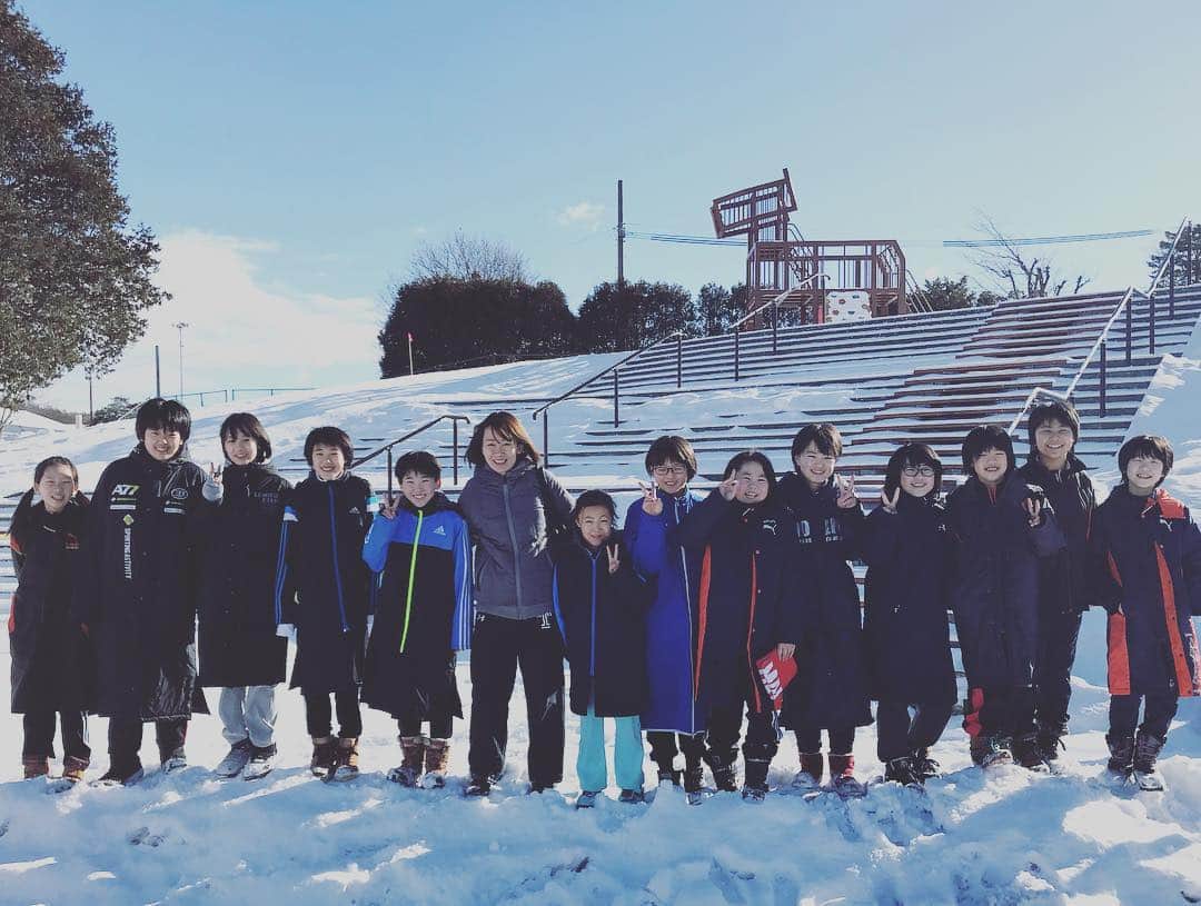 佐野優子のインスタグラム：「. 早来アクティブ🏐の皆んなと2日間バレーボールしました(∗ˊ꒵ˋ∗) . みんな明るくて笑顔が最高🤗 . 4枚目の企画に皆さんも参加お願いします🤲 . 美味しいカレー🍛を準備して貰ったお母さん達、そして若松さん夫妻ありがとうございました😊 . #安平町  #早来  #雪国 #小学校バレー #みんな色白 #笑顔」