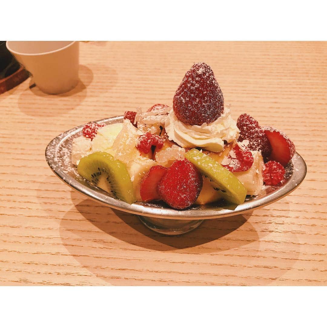吹越ともみさんのインスタグラム写真 - (吹越ともみInstagram)「ぷりんあらもーどという奇跡🍮🍓🥝🍌🍊 ずっと気になっていた渋谷キャストのÅreにて。 ㅤㅤㅤㅤㅤㅤㅤㅤㅤㅤㅤㅤㅤ 年末年始は広島で沢山食べて、エネルギーを蓄えてきます。実家は食べ物の宝石箱や〜〜！ ㅤㅤㅤㅤㅤㅤㅤㅤㅤㅤㅤㅤㅤ ㅤㅤㅤㅤㅤㅤㅤㅤㅤㅤㅤㅤㅤ #プリンアラモード#渋谷キャスト#Are#Åre#cafe#sweets#🍮#🍴」12月28日 21時26分 - fukitomo