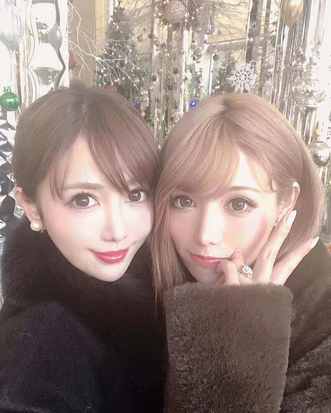 関有美子のインスタグラム：「🥂🥂🥂🥂🥂 . . 先日アパレルブランド @radychan_no_insta の美人デザイナー 武藤静香ちゃん @mutoshizuka0204 と グランドハイアットのオークドアで ランチ💕💕 . . とっても美人で 同じ男の子ママとしても尊敬できる存在✨ ビジネスもできてすごいなぁと 本当に思う😍 . . 今度 レディのお洋服買うね😋✨ . . #六本木#lunch#mama#beautiful  #ハイアット#オークドア#japanesegirl#japan」