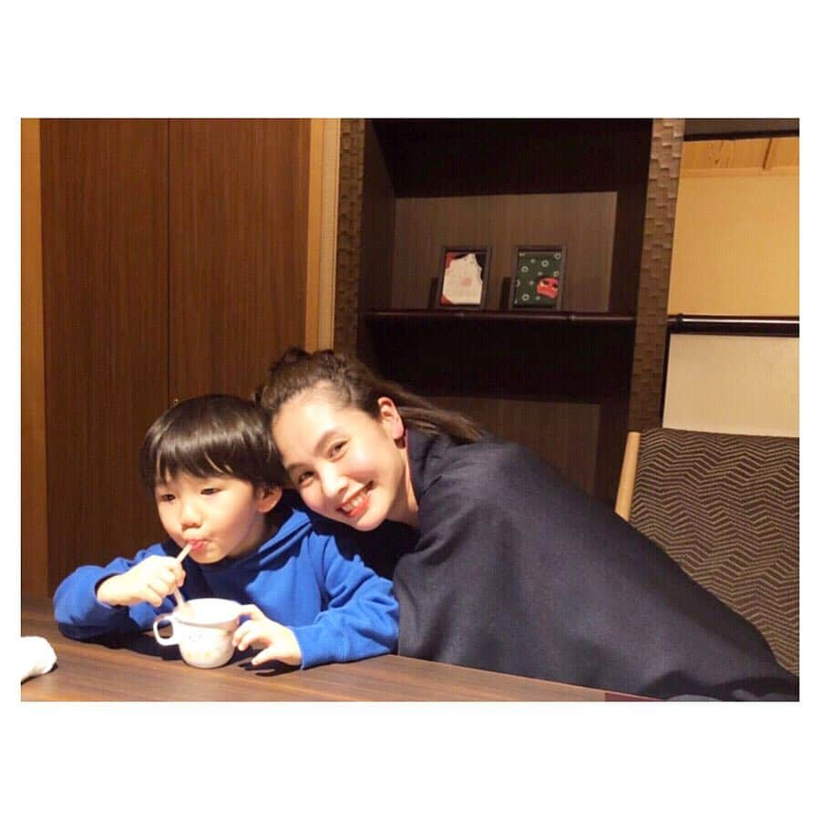 二ノ宮和佳子さんのインスタグラム写真 - (二ノ宮和佳子Instagram)「今日、お誕生日を迎えました。なんと40歳になりました。 40歳って色々完璧で、すごくオトナなイメージだったけれど、 全くそんな大人にはなれてない...笑 そんな私ですが、健康で楽しく笑って迎えられて幸せモノです。 周りの40代の先輩や友人がとっても素敵なのと、年々、歳を重ねる毎に楽しいし、想い出もいっぱいだし、出会いも増えていくので、最近は歳を重ねるのも悪くないなと！！40代とても楽しみです。私らしく、良い加減にマイペースに感謝と挑戦を忘れず、日々精進します。 そして、何より健康に気を付けて！！ こんな私ですが、宜しくお願い致します。  #誕生日 #12/28 #みんなに感謝 #しかない #年々親の素晴らしさを再確認 #ありがとう」12月28日 21時50分 - wakako.ninomiya