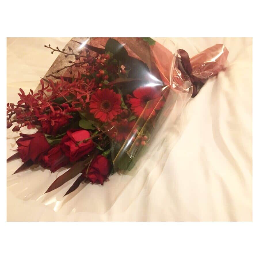 二ノ宮和佳子さんのインスタグラム写真 - (二ノ宮和佳子Instagram)「今日、お誕生日を迎えました。なんと40歳になりました。 40歳って色々完璧で、すごくオトナなイメージだったけれど、 全くそんな大人にはなれてない...笑 そんな私ですが、健康で楽しく笑って迎えられて幸せモノです。 周りの40代の先輩や友人がとっても素敵なのと、年々、歳を重ねる毎に楽しいし、想い出もいっぱいだし、出会いも増えていくので、最近は歳を重ねるのも悪くないなと！！40代とても楽しみです。私らしく、良い加減にマイペースに感謝と挑戦を忘れず、日々精進します。 そして、何より健康に気を付けて！！ こんな私ですが、宜しくお願い致します。  #誕生日 #12/28 #みんなに感謝 #しかない #年々親の素晴らしさを再確認 #ありがとう」12月28日 21時50分 - wakako.ninomiya