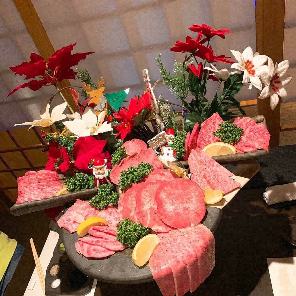 ほむら名古屋さんのインスタグラム写真 - (ほむら名古屋Instagram)「#名古屋焼肉といえばほむらだがや ﻿﻿﻿﻿﻿﻿ ﻿﻿﻿﻿﻿﻿﻿﻿﻿ ﻿﻿ ﻿﻿ 現在も忘年会で盛り上がり中のほむら名古屋店💪💪﻿ ﻿ だってほむら名古屋はあったか大盛り上がり📣✨﻿ 2018年を締めくくるために最高の空間と最高の肉をご用意してまーす😊💕﻿ ﻿﻿ ﻿﻿ A５ランクの近江牛が食べれるのはほむら名古屋がNo1‼️﻿﻿ 本日もほむら名古屋店でお待ちしております✨﻿﻿ ﻿﻿ 🌸忘年会シーズン到来🌸﻿﻿ 幹事の皆さーん✨﻿﻿ 2018年忘年会シーズンきましたよ‼️﻿﻿ ・ゴージャス個室あり﻿﻿ ・団体様フロア完備﻿﻿ ・そしてほむらのお土産ありetc…﻿﻿ もうカンペキなお店です♡﻿﻿ ﻿﻿ 受付開始しており混み合っておりますのでお早めに🙇‍♂️🙇‍♀️﻿﻿ ﻿﻿ ﻿﻿ ﻿﻿ ほむら名古屋店﻿﻿ ﻿﻿ #ほむら#homura#名古屋#肉テロ#肉﻿﻿ ﻿﻿ #ほむら#homura#名古屋#肉テロ#肉﻿﻿﻿ #焼肉 #焼肉ランチ #大須 #大須観音 #上前津 ﻿﻿ #テスト勉強 #部活 #グルメ #グルメ好きな人と繋がりたい #お誕生日会 #デート #ディナー #個室 #名古屋居酒屋 #居酒屋 #雰囲気の良いお店 #カルビ #ステーキ #牛タン ﻿﻿ #店長テラノは最高の笑顔だった」12月28日 22時19分 - homura_nagoya