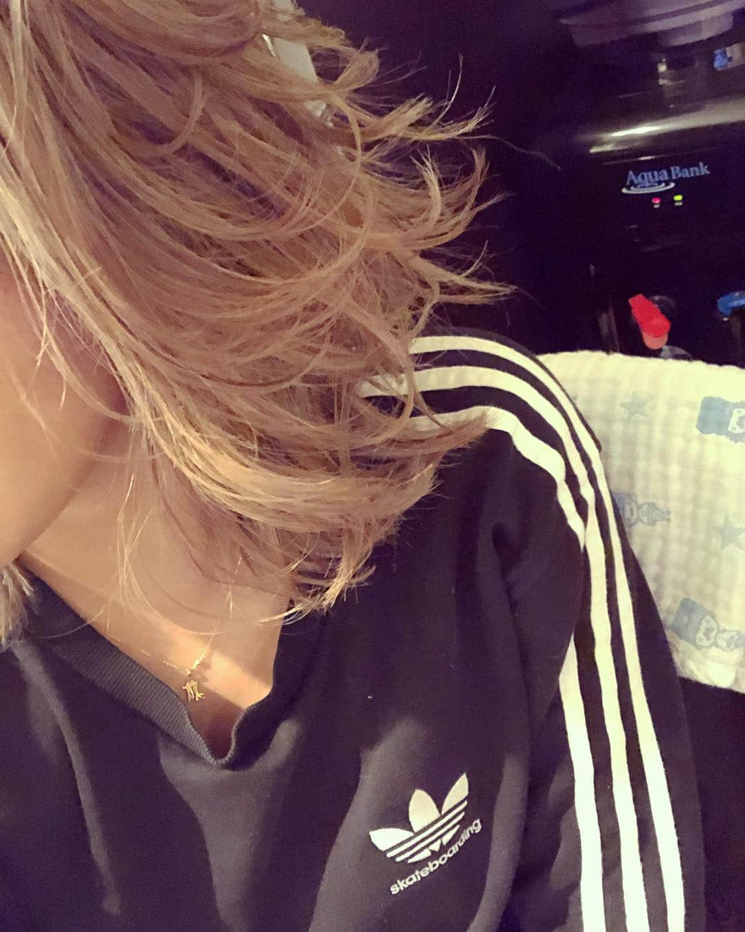 木村真野さんのインスタグラム写真 - (木村真野Instagram)「オフなので金髪にしました🤣😂❤️ #hair #theglobesomotesando #theglobes #haircut #blonde #blondehair #happy #love #金髪 #表参道 #ザグローブス #ブロンド #久しぶりの金髪 #やーまん #カラー の #天才 #大満足 #ありがとう #thankyou #❤️ #👱🏼‍♀️#adidas #adidastokyo #maya #まや @yahman4513 @theglobes_omotesando」12月28日 22時22分 - mayakimura5