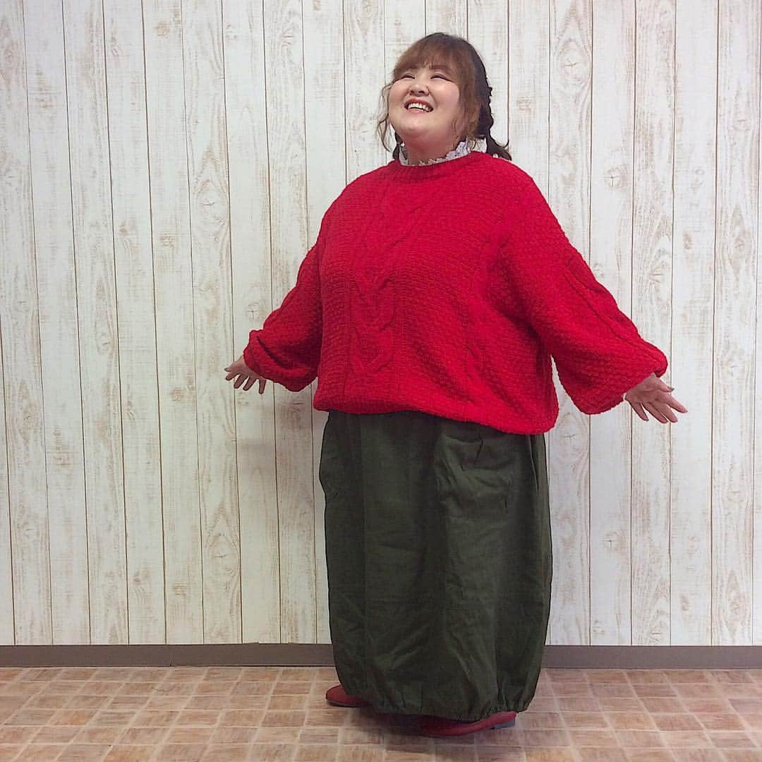 【楽天市場店】ハッピーマリリンのインスタグラム：「. こんばんは❤️まりりんのおもちです❤️ . 暖冬だって思ってたのに、めちゃくちゃ寒い😭 . 雪の降っている地方の方はどうぞお気を付けください❄️ . おもちもお正月は実家に帰るので今から心配です。 . 移動の際は、ゆっくり気を付けましょう🏃 . . 今年最後にご紹介いたしますのは、本日発売のバルーンスカート☺️ . か、か、可愛い～💕 . 何だ!?このフォルムは😳 . 世の中にバルーンスカートは数あれど🙄 . このシルエットはなかなか無いっ😆💕💕 . 可愛いとカジュアルが程よく混ざって☝️ . 女の子は大好きなテイストだよね💋 ． 今回は真っ赤なセーターと合わせて😊 ． 白いレースを襟元からチラリ見せて . お上品に❤️ . . そしてそして、本年はお世話になりました☺️ . 振り返ると色々なコーデやらせていただきました🙇‍♀️ . これからもおもち間満載に頑張って行きますので、どうぞ宜しくお願いいたします。 ． またお正月に投稿致しますね❤️皆様、良いお年をお過ごし下さいっ❤️ ． . . 発売中　華やぎネックな美人トップス 綿混フライスリブ×レースプチハイネック 長袖 プルオーバー 【おもち　5Lサイズ着用】 . 楽天マリリントップページより【350609】で検索してください！ . . 発売中　 モーブケーブルニット 長袖 プルオーバー 【おもち　5Lサイズ着用】 . 楽天マリリントップページより【857639】で検索してください！ . . 12/28発売　 コットン100％ デニムとツイル から選べる!! ロング バルーン スカート 【おもち　5L-6Lサイズ着用】 . 楽天マリリントップページより【448044】で検索してください！ . . 12/15発売予定　4E 幅広 ぺたんこ パンプス 【おもち　23.5サイズ着用】 . 楽天マリリントップページより【463006】で検索してください！ . . . #ahappymarilyn  #ハッピーマリリン #マリリン #followme  #fashion  #ファッション #r_fashion  #楽天 #ぽっちゃりコーデ  #大きいサイズ #プラスサイズ #ぽっちゃり #コーディネート #ぽちゃコーデ #ママコーデ #coordinate  #ootd  #outfit  #おしゃれ #ぽっちゃりさんと繋がりたい #バルーン #バルーンスカート #ケーブル編み #あったかコーデ #暖かコーデ #冬コーデ #大人コーデ #instagood #instafashion #インスタ」
