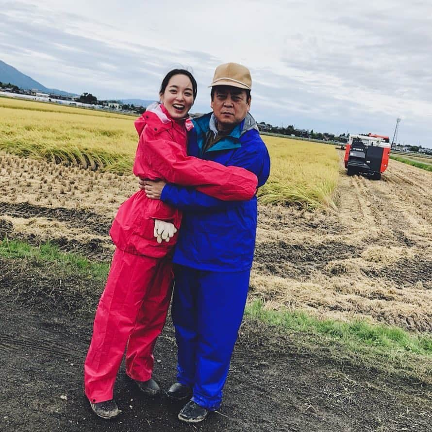 TBS「下町ロケット」のインスタグラム：「‪／‬ ‪🎍新春SPまで、あと5日🎍‬ ‪＼‬ ‪#殿村さん #アキちゃん の微笑ましいお写真です☺️‬ ‪#まるで親子‬ ‪#佃製作所は家族のような会社です👨‍👩‍👧‬ ‪#厳しい天候での撮影を終えて喜びの抱擁です😭✨‬ ‪#下町ロケット #tbs‬ ‪#完全撮りおろし2時間15分SPは1月2日よる9時🕘‬」