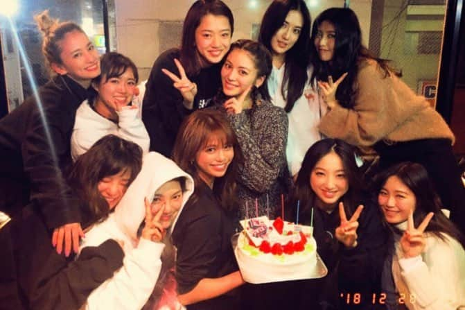 須田アンナさんのインスタグラム写真 - (須田アンナInstagram)「. ❤️E-girls 7th anniversary🥰 気づいたらE-girlsが軸の人生を歩んできて約7年。 大切な仲間に出会い、別れ、 ファンの皆さんと一緒に色んな困難を 乗り越えてきたように思います。 11人になって約1年半が経ちましたが 振り返れば笑顔も多かったけど  涙も多かったなぁ。。😌😌💭 来年は笑顔が多くなりますように🌈 E-girls、E.G. familyを これからも宜しくお願いします!!! メンバーもファンの皆さんも 大好きです🥺🥺🥺❤️ #Egirls #7thAnniversary」12月28日 23時29分 - annastagram.official