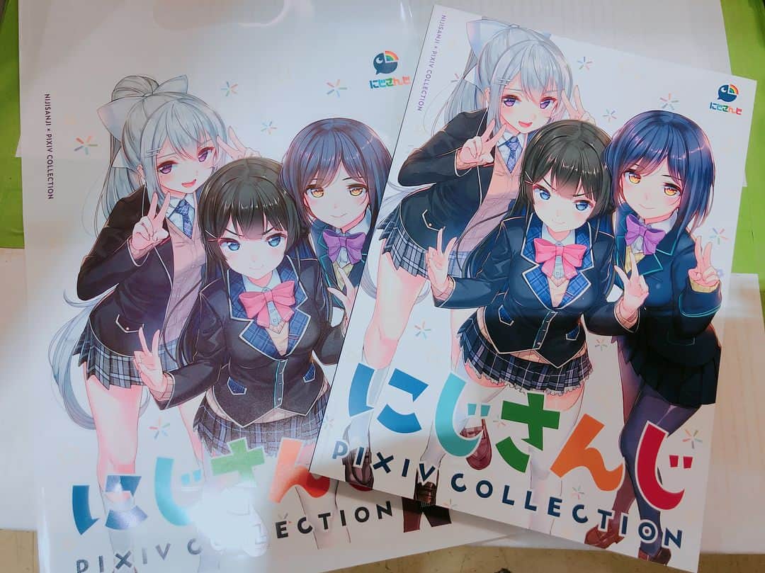 pixivのインスタグラム：「コミックマーケット95、pixivブース商品紹介！ あかさあい氏が描くJK組表紙が可愛い「にじさんじ」画集🌈 pixivに投稿されているファンアートを40作品以上収録した全54P☆もれなく特典ショッパーもついてきます！ goods.pixiv.net/c95/  西4階NO.3182でお待ちしてます🍃 #pixiv #にじさんじ #c95」