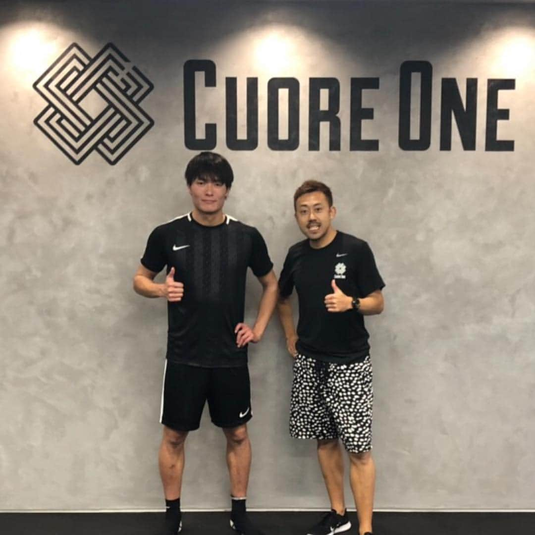 山田将之のインスタグラム：「トレーニング納め！！！ ということで竹口トレーナーと🏃‍♂️㊙️⚽️ できないことができていく実感とそれに比例して身体がよくなっていく！！ . 施設も変わってめちゃめちゃカッコ良くてオシャレです‼︎‼︎ 最高の環境ありがとうございます😊😊 @cuoreone @flowinofficial  @masanoritakeguchi  #cuoreone #flowin  #伸び代 #成長 #苦手克服 #宿題もしっかり」