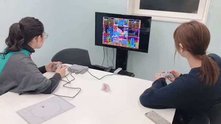 わちみなみのインスタグラム：「PlayStation Classicを体験しました❗️ いくつかのゲームを体験したけど鉄拳が1番たのしかった🥰﻿ ﻿ あんなに小さいのに沢山ゲームが入っててびっくりしましたぁ〜！！ ﻿ ﻿ ゲームの時の音楽だいすき😍😍😍﻿ ﻿ さくらちゃんと一緒に対戦したよ！﻿ これは鉄拳じゃないけど🥺🥺 @bling2sakura ﻿ ﻿ #わちみなみ﻿ #PlayStationClassic﻿ #プレイステーションクラシック﻿ #ゲーム﻿」