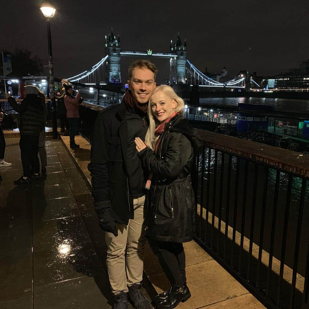 ペニー・クームズのインスタグラム：「🥰 . . . . #london #towerbridge #christmas #christmaslights #love #engagement #engaged #forever #thames #♥️」