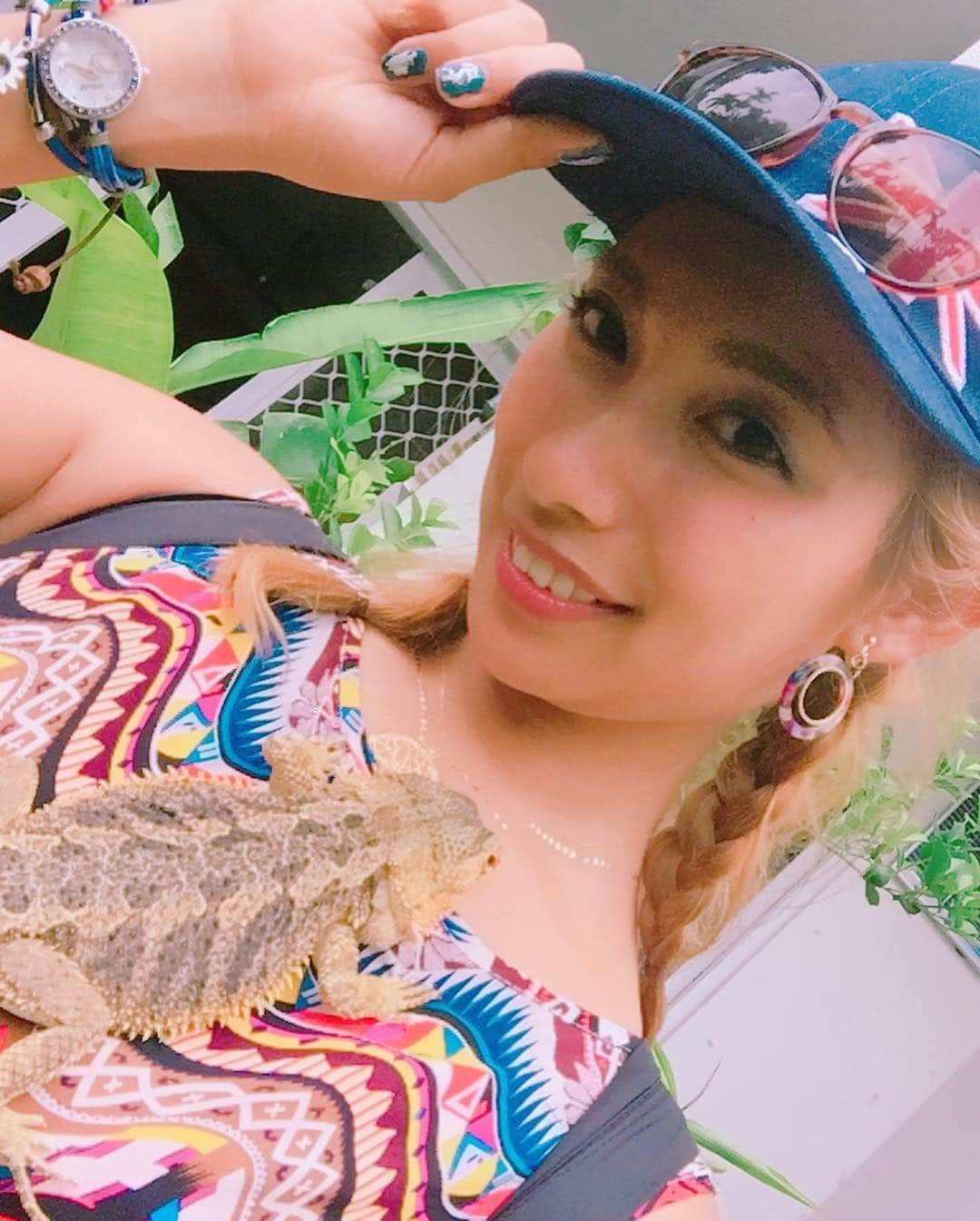 エマ中岡優姫さんのインスタグラム写真 - (エマ中岡優姫Instagram)「〜干支〜 おはよう☀早く起きちゃった！けど外はまだ真っ暗だね！ うちの方は昨日から雪が降っとるよ❄️さぶい！ さて、今年も残りわずか！ 今年は戌年🐶だったね！来年は亥年じゃ🐗 ちなみに私は巳年🐍 今年初めてオーストラリアで蛇を体に巻いたわ！😂 最初怖かったけど「大丈夫！私は巳年！」と意味のわからない自信をもって巻きましたw 蛇ってなんとも言えない動き😂 耳元で「シャーーー」とか言われて噛まれるんじゃないかと思ったけど「私は巳年🐍」の呪文で乗り切ったw 首回りを動かれるとマッサージされとるみたいだったw 蛇を巻きつけてのポージングw ぎこちないw 最後の写真はイグアナのペンダントw 爪の力すごかったわ😂 ちなみに私のいつもしてるネックレスは馬だけど、午年じゃなくてそのネックレスが可愛かったけーという理由w 今日さぶいけど大掃除しよう🧼🧹🧽 #オーストラリア #海外旅行 #エマゆん海外シリーズ #干支 #戌年 から #亥年 へ。私は#巳年 #蛇を巻きつける #怖かった #australia #ケアンズ #cairns #バーガー屋さん で出会った#オーストラリア人 の #ペット #イグアナ もおった #今年も残りわずか #大掃除 #雪 #寒い」12月29日 6時13分 - emma__yun