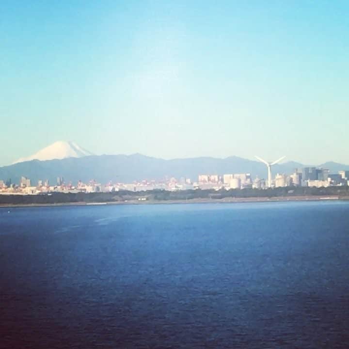 渡辺香津美のインスタグラム：「富士山がクッキリ。絶景かな！ #富士山」