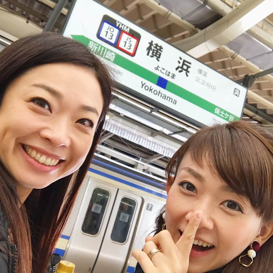 岡部玲子さんのインスタグラム写真 - (岡部玲子Instagram)「昨日はふじポンさんと中山競馬場へ✨ UMAJOスポットでホッとひと息も…行くまで何時間かかったことか💦  電車で話に夢中になり、気づいたら横浜っ（笑）🤣 真逆の電車に乗って、横浜まで気付きませんでした（笑）😅 超長旅になってしまいましたが、話が尽きることはなく😁楽しかった〜🤣 こんな状況を楽しんでくれるふじポンさん💕本当に優しくて素敵✨  #岡部玲子 #子育て #主婦 #アラフォーママ #39歳 #タレント #競馬キャスター #中山競馬場 #横浜 #ホープフルステークス #ふじポン さん #岩手のアイドル #優しい #楽しかった #mama #horseracing #announcer #instagood #f4f #nakayamaracecourse #umajo #happylife」12月29日 7時51分 - reiko_okabe