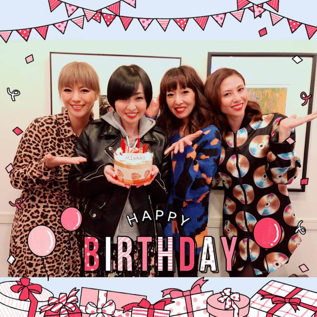 Minaさんのインスタグラム写真 - (MinaInstagram)「私ごとですが… 本日41歳のお誕生日を迎える事が出来ました🎂 気がつけばあっと言う間に来た40代… 歳を重ねる毎に 楽しさが増し まだまだ頑張れる 私💪🏻そんな気持ちでいっぱいです。 応援してくれるファンの皆さん。 いつも 支えてくれる スタッフの皆んな。 そして どんな時でも 笑顔で側にいてくれる MAX。 美奈子さんの周りは愛で溢れています☺️ 本当にありがとう😊 41歳 ガンガン飛ばしていきますよー  #max #mina #birthday #41歳 #12月29日#1日前からサプライズ #12月の美奈子さんから5月までの半年#誕生日リレーが始まります #スタート」12月29日 8時28分 - mina_1977