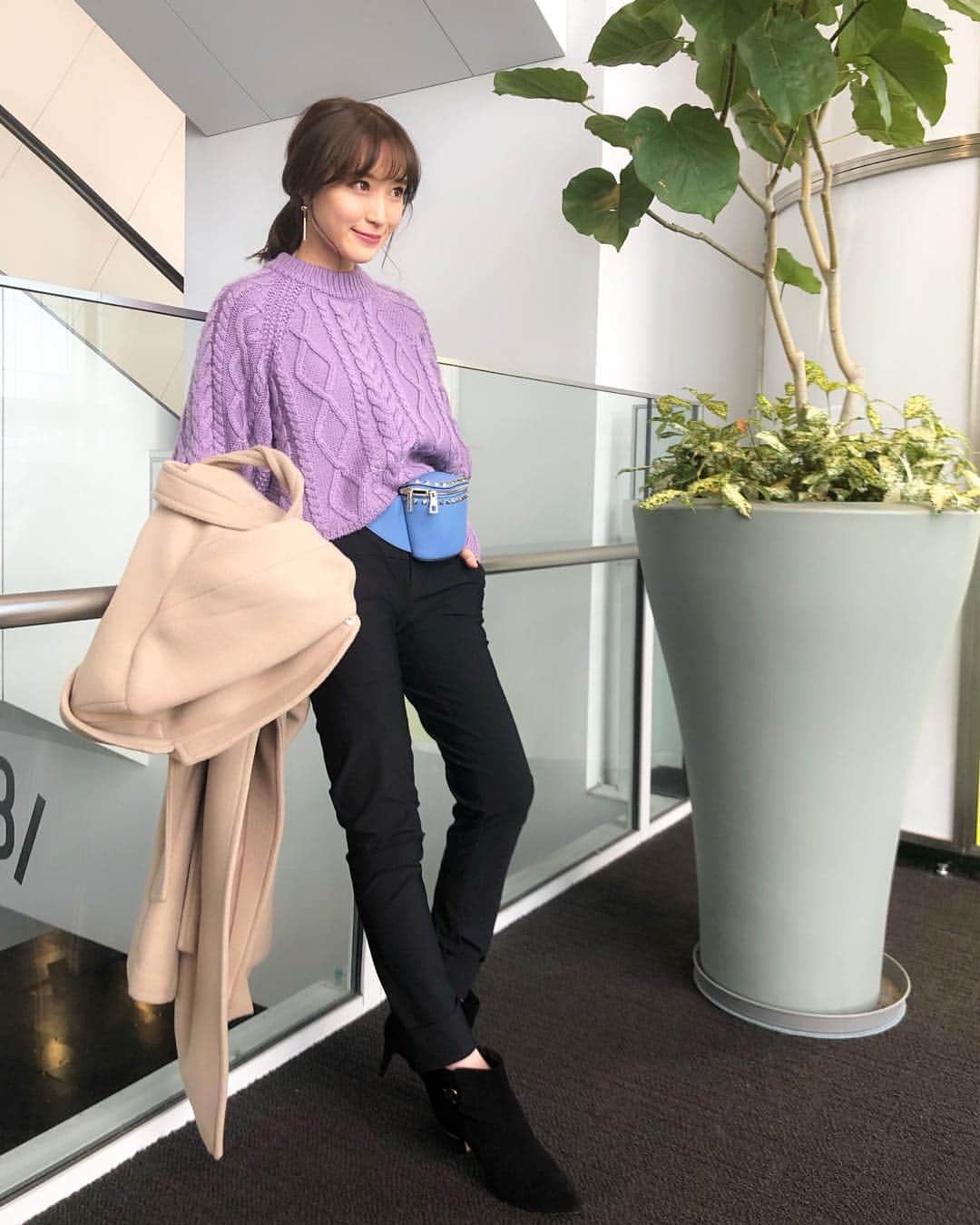 小林真由のインスタグラム：「⋆﻿ ⋆﻿ 新しいウエストポーチを使いたいのに﻿ 履けるパンツがなくて🙇‍♀️﻿ 結局マタニティパンツに合わせてみたコーデ。﻿ ﻿ Knit&coat : #frayid﻿ pants: #doublestandard  boots: #piche  bag: #valentino  #フレイアイディー #ダブルスタンダードクロージング #ピシェ #バレンティノ #ファッション #コーデ #女の子ママ #ママコーデ #冬服 #マタニティパンツ #マタニティコーデ」