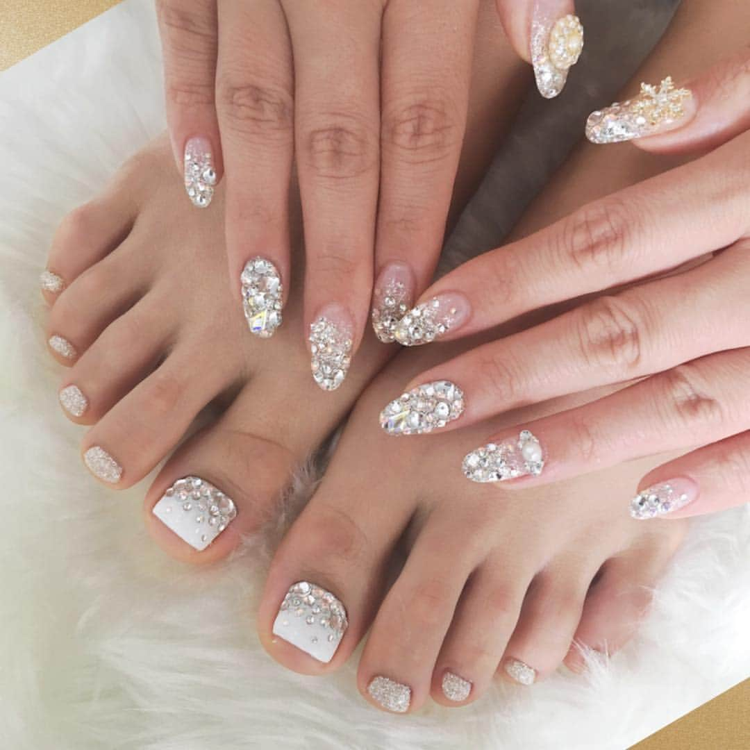 脇坂英理子のインスタグラム：「バースデー＆ #クリスマス ＆ #年越し を兼ねた #冬ネイル2018 💅🏼✨毎年この時期は #カラーレス の #キラキラネイル にするのが #定番 👍 #オーロラ の #ラメグラデーション に #ラインストーン たくさん💎左右の指1本ずつ #埋めつくし にしてます😊 #パーツ もかわいくて #お気に入り 💓 #りこにゃん先生 #ネイル #ネイルデザイン #ハンドネイル #フットネイル #冬ネイル  #ネイリストさん天才 👏🏻✨ #私のネイルが世界一 ♔.ﾟ #nails #nailstagram #nailart #nail #handnail #footnail #winternails #rhinestones」