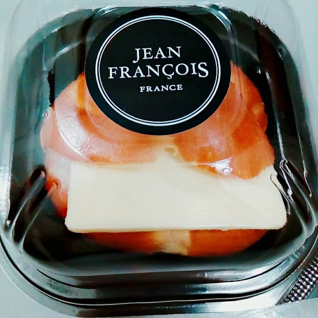 田辺智加のインスタグラム：「パン活 Jean  francois  銀座six B2 安納芋バター  #ポエム  こんがりパンにはみ出たバター 一目見て恋に落ちたわ 最初は見た目だけだと思ったけど中身を知ってますます惚れたわ 安納芋のねっとりとバターの塩気で口の中はハッピー  #jeanfrancois #ジーンフランソワ #銀座 #ginza #銀座6丁目 #パン #bread #安納芋 #バター #高級 #パン活 #米よりパンが好き #好き #趣味」