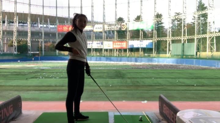 のインスタグラム：「今日はトレーニングおわりで神宮にて自主練⛳️⛳️⛳️うまくうてたり、打てなかったり…集中力！！！🤔でも楽しかった一時間🏌️‍♀️身体の芯から凍りついた😵寒波だよー🥶先日買った携帯用三脚は便利だね❣️ #golfing#golfswing#golf#golfstagram#golflove#golfgirl#swing#practicerange#practice#lovegolf#ゴルフ#ゴルフ女子#自主練#打ちっ放し#継続は力なり#❤️」