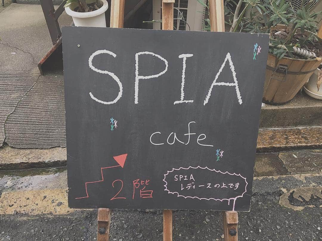 竹村美緒さんのインスタグラム写真 - (竹村美緒Instagram)「. . カフェ日記。 . . SPIA cafe . . 中崎町の古いアパートの二階にあるカフェ☕️ . . ボロボロのアパートだから、一見入って大丈夫なものか躊躇うけど、 中に入ったら北欧風のお洒落カフェ！！😳 . . 外の静けさから想像できないくらいお客さん居てた。 . . 私は黒ごまラテを注文🌚 微かに塩味もきいてたきがする🙋‍♀️ . . あとから知ったけど、バブルワッフルが人気なんだそう。 今度きたら食べよう☺️ . . . . #cafe#cafestagram #カフェ日記#中崎町#中崎町カフェ#カフェ巡り##大阪カフェ#大阪#osaka#隠れ家カフェ #黒ごま#みおのカフェ日記」12月29日 19時19分 - takemuramio