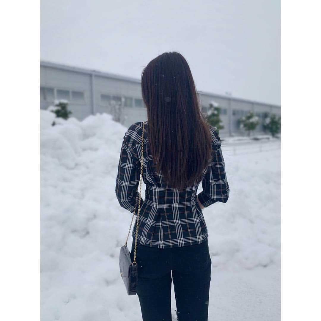 鍋谷真子のインスタグラム：「お正月太りしませんよ〜に🎍 #ootd #snow #朝 #初雪 #2018 #仕事納め」