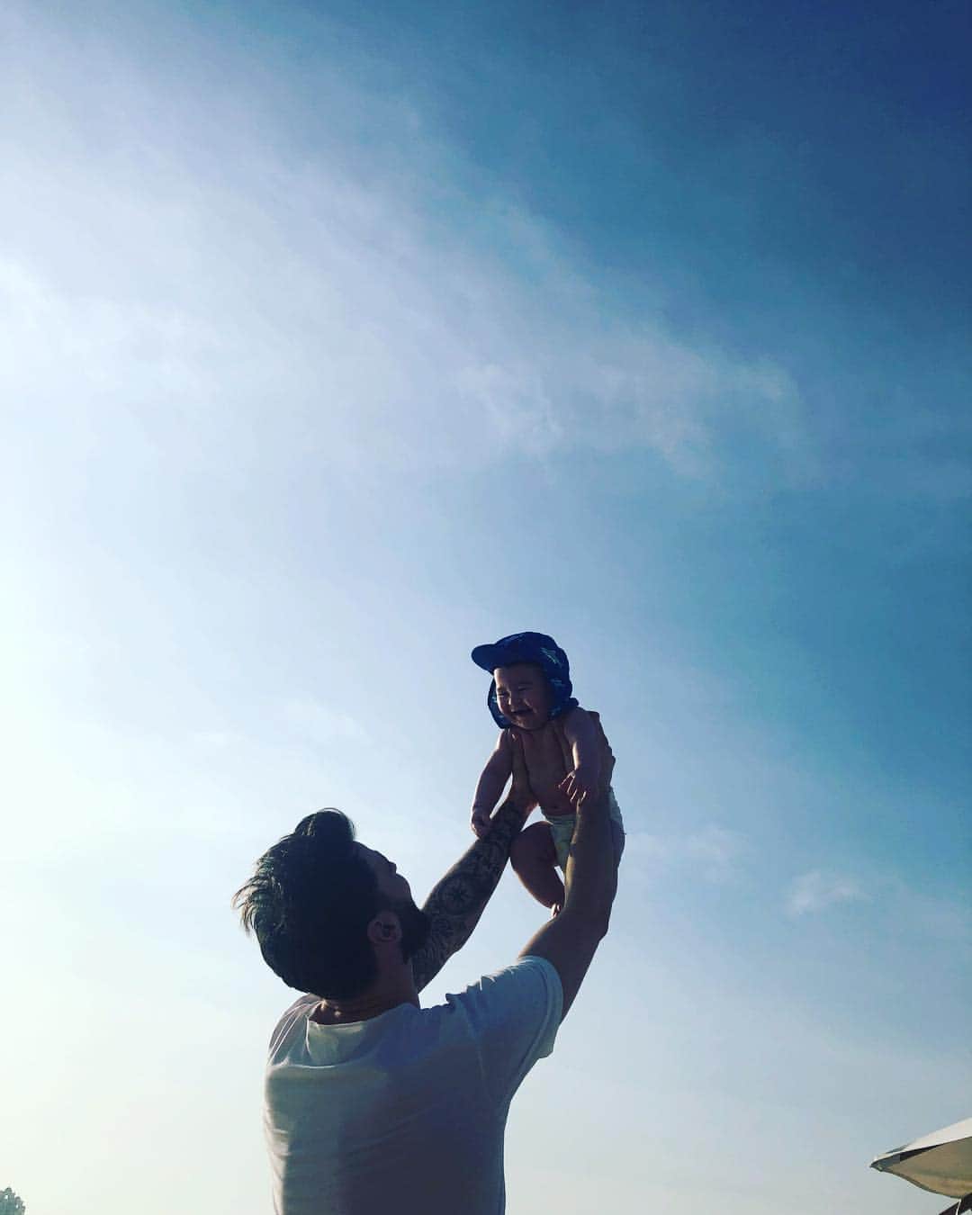 ザムエル・ラートリンガーのインスタグラム：「First holiday with this sunshine ☀️ ❤️ Copyright @diesilasahin」