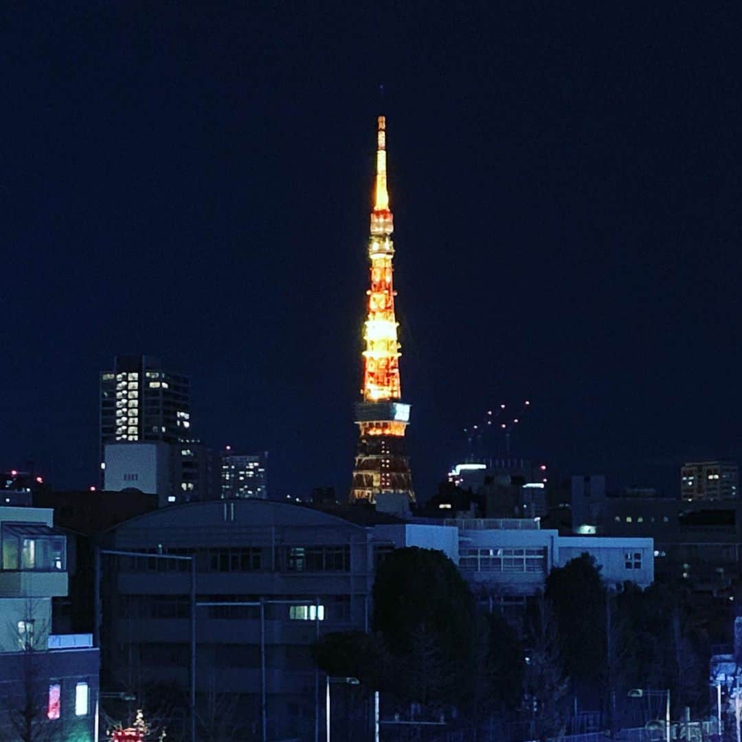 濱田隼さんのインスタグラム写真 - (濱田隼Instagram)「「サンデーLIVE!!」前日打ち合わせ後に見る東京タワーも、年内ラスト。  分かりづらいですが タワー中央には「2018」の文字が。 来週は「2019」に変わってると思うと、年の瀬を感じます。  #東京タワー #サンデーlive #テレビ朝日 #abc #メーテレ」12月29日 19時30分 - shun_hamada_nbn