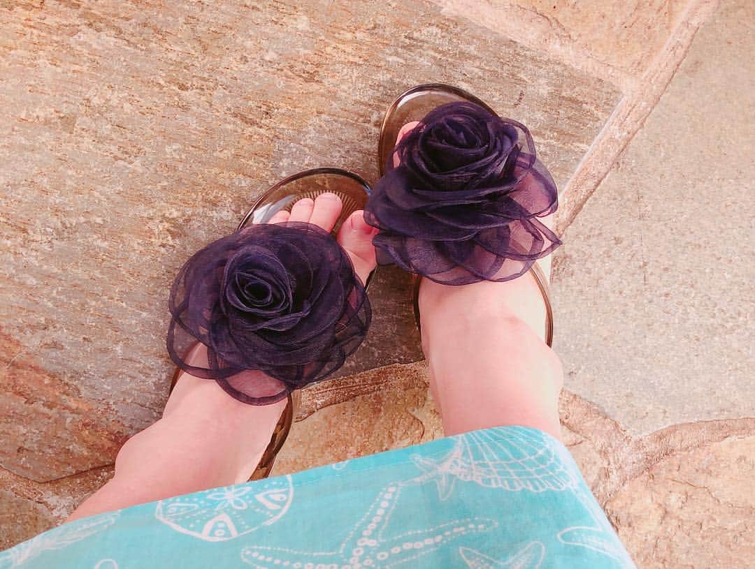 須田亜香里さんのインスタグラム写真 - (須田亜香里Instagram)「結婚式ではムームーってのを着るんだよ。 お腹と背中がチラ見えしてて、デザイン可愛かった♡ 現地でばあちゃんが選んでくれたよ。 靴はお母さんチョイス。  #guam #wedding #muumuu #2枚目こっそりお父さん」12月29日 19時33分 - akarisuda