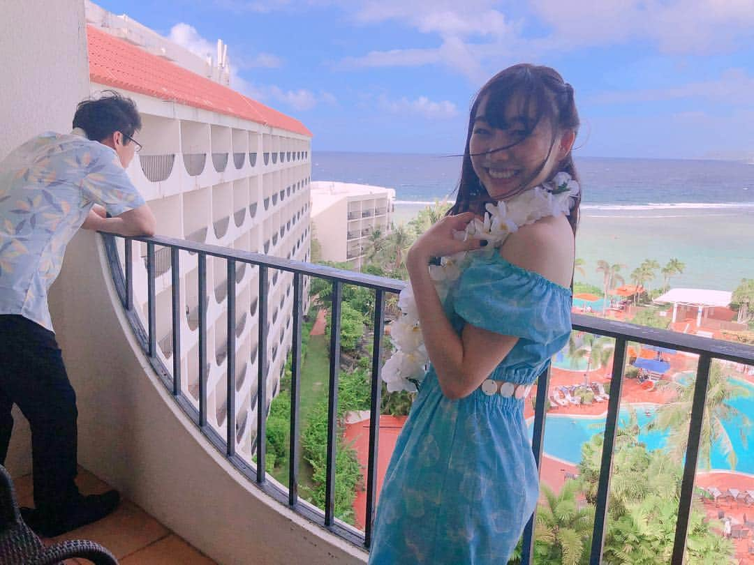 須田亜香里さんのインスタグラム写真 - (須田亜香里Instagram)「結婚式ではムームーってのを着るんだよ。 お腹と背中がチラ見えしてて、デザイン可愛かった♡ 現地でばあちゃんが選んでくれたよ。 靴はお母さんチョイス。  #guam #wedding #muumuu #2枚目こっそりお父さん」12月29日 19時33分 - akarisuda