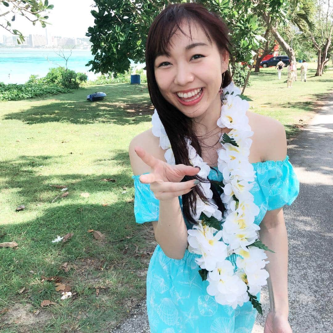 須田亜香里さんのインスタグラム写真 - (須田亜香里Instagram)「兄の結婚💐 これが2018年こプライベートで1番思い出に残ったこと！ 年々家族が揃うことってなかなかないけど、この一大イベントのおかげで束の間の家族の時間が持てたこと。 数時間しかいなかったグアムだけど、ただただ笑って幸せだった！ このウェルカムボードは母の手作り＊ 2枚目の写真は私の待ち受け画面です。 3枚目の“誓いのキス”については日曜の東海ラジオ（ @mitsukichi_desu ）23:30〜話します😏  #2018年 #思い出 #ウェルカムボード #トールペイント #誓いのキス #1じゃないよ」12月29日 19時35分 - akarisuda