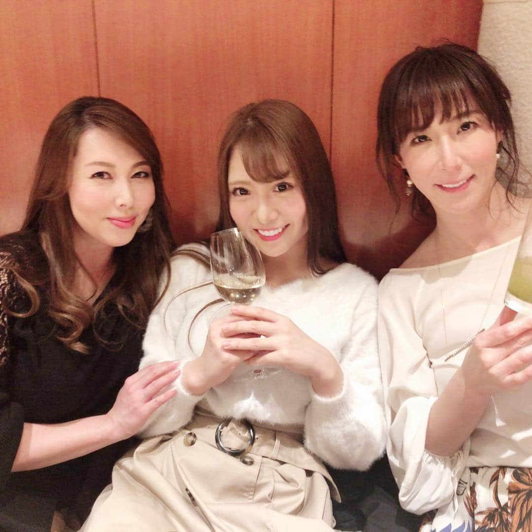 香坂紗梨のインスタグラム：「事務所の先輩方と美味しいお寿司を食べました🍣✨ 美しい方々に終始ニヤニヤデレデレでした💗笑 風間さんが私のほっぺにキスしてくださったんです😭💕感無量、、、😭 素敵な年末だなあ💗 皆様ありがとうございました✨✨！！ #カプセルエージェンシー  #av女優  #美女  #お寿司  #いくらが好き  #幸せ  #良い年末」